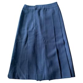 Falda midi Céline azul marino con cinturón de cuero y cadena dorada