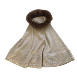 Poncho Loro Piana de cachemira con cuello de visón beige