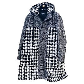 Chanel Tweed-Parka mit Schmuckknöpfen