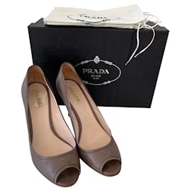 Zapatos de tacón Prada gris de punta abierta en piel talla 38.5