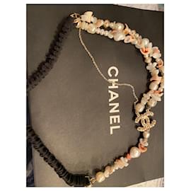 Cerchietto Chanel di perle nero collana