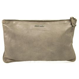Pochette media Miu Miu in pelle invecchiata grigia con finiture canna di fucile