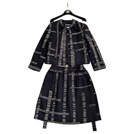 Giacca Chanel in tweed nero e oro