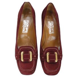 Salvatore Ferragamo Wildleder Pumps Dunkelrot