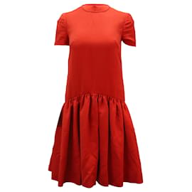Vestido Alexander McQueen con cintura caída en lana roja
