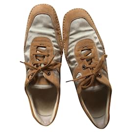 Tod's Sneaker aus Kamel-Nubuk und beige Canvas