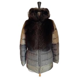 Fendi Piumino in Pelliccia di Marmotta Beige