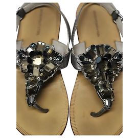 Vera Wang Sandali Piatti a T Bar con Strass Lavanda in Pelle Argento