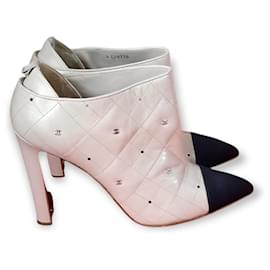 Botines Chanel de piel acolchada beige con logo CC