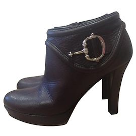 Botas de cano curto Gucci em couro marrom 39