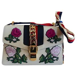 Borsa a mano Gucci Sylvie in pelle bianca con fiori ricamati