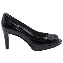 Stuart Weitzman x Russel Bromley Peep-Toe Pumps en Charol Negro
