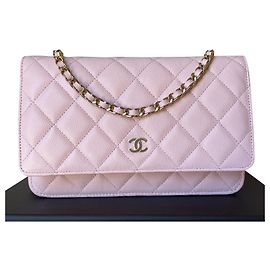 Chanel Portafoglio classico trapuntato in caviale rosa chiaro su catena