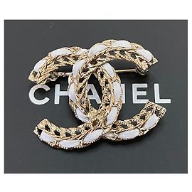Spilla a spillo in pelle bianca Chanel in metallo dorato