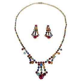 Vintage Art-déco-Schmuckset - Halskette und Ohrclips. Mehrfarbige Strasssteine sind in einen goldfarbenen Rahmen eingefasst.