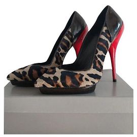 Versace Pumps mit Leopardenmuster aus Lackleder 37