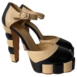 Sandali Chanel bicolore in pelle nero e beige
