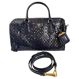 Bolso bowling de charol perforado azul Prada