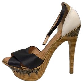 Giuseppe Zanotti Zanotti-Sandalen mit Knöchelriemen und goldenen Akzenten