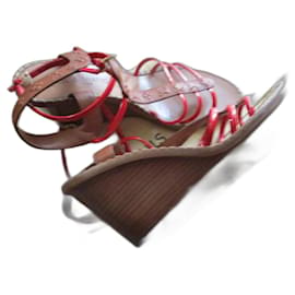 Louis Vuitton Sandali in vernice rossa, 39IT.