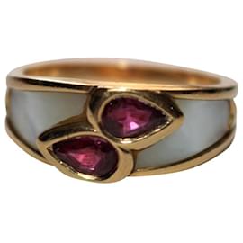 Mauboussin Nadia Ring aus Gelbgold und Perlmutt mit Rubinen