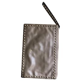 Pochette Valentino in pelle con borchie beige