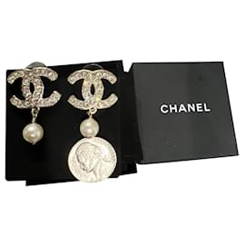 Orecchini Chanel con Perle e Metallo Dorato