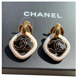 Orecchini Chanel in metallo bianco e resina