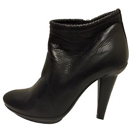 Bottega Veneta Schwarze Stiefeletten aus Kalbsleder mit seitlichen Reißverschlüssen