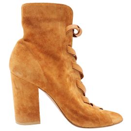 Botines Peep-Toe Brooklyn de Gianvito Rossi en ante marrón