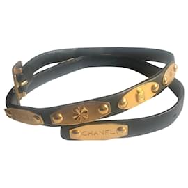Chanel Gürtel aus schwarzem Leder mit goldenen Charms 65 cm
