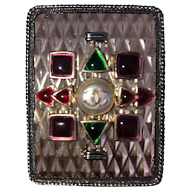 Spilla Chanel con cabochon multicolore