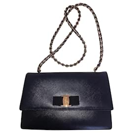 Borsa a mano Salvatore Ferragamo in pelle blu con tracolla a catena