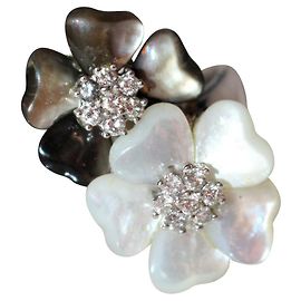 Autre Marque Anello fiori in oro bianco con diamanti e madreperla