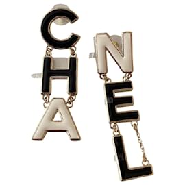 CHANEL Orecchini in metallo color oro con logo smaltato nero/bianco - Chanel