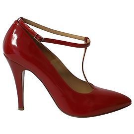 Zapatos de punta con correa en T de Maison Martin Margiela en charol rojo