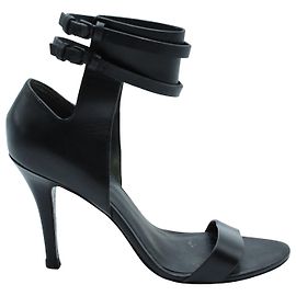 Sandalias de tacón con tira al tobillo en cuero negro de Alexander Wang