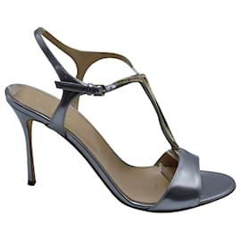 Sandalias en piel plateada con tira al tobillo y adornos de cristal de Sergio Rossi