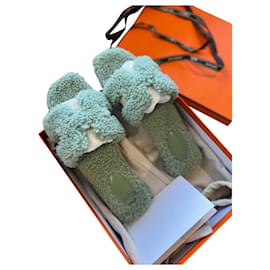 Sandali Oran Hermès in shearling verde acqua 39