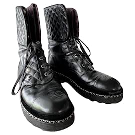 Stivaletti Chanel in pelle d'agnello nera con perle e velluto