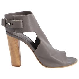 Botines con aberturas y tacón en bloque Vince Addie en cuero gris oscuro