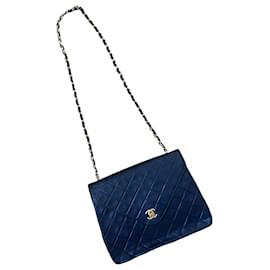 CHANEL Borsa a tracolla con catena foderata con punto V senza tempo - Chanel