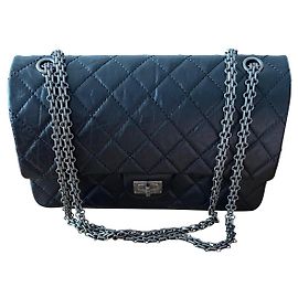 Borsa Chanel 2.55 in pelle nera increspata metallo argento