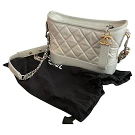 Chanel Gabrielle Handtasche aus silberfarbenem Leder