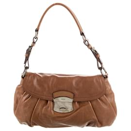 Borsa a tracolla Prada in pelle color caramello