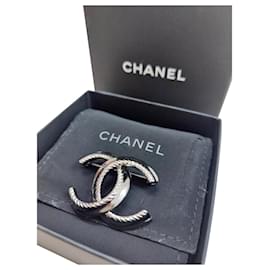 Spilla Chanel CC in metallo