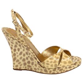 Sandali con zeppa Kate Spade Ocelot in pelle verniciata dorata