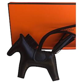 Charm de sac Hermès Rodeo en cuir noir