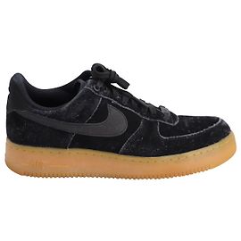Nike Air Force 1 07 LV8 in Black Gum Wildleder
