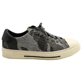 Valentino Camouflage Cap Toe Low Top Sneakers aus grauem Wollflanell
